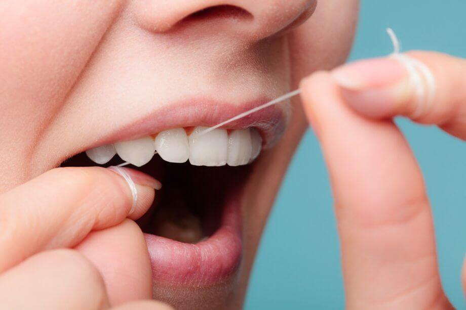 الخيط الطبي (Dental Floss) أداة أساسية في الوقاية من أمراض الفم